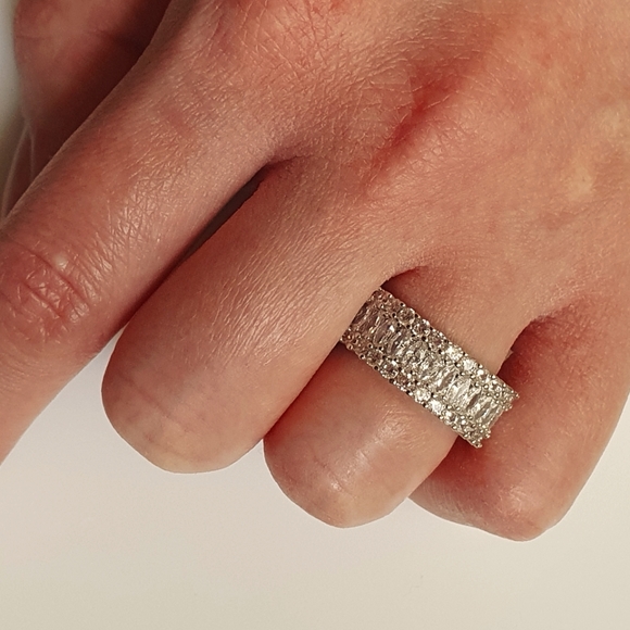 Thick Women Inlayed Oval&Round Diamond Ring - Picture 4 of 4